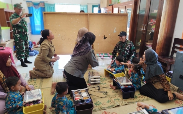 Thumbnail Berita - Dari Barak ke Dapur: Danramil Dlingo Pastikan 1.027 Porsi MBG Aman untuk Anak Sekolah