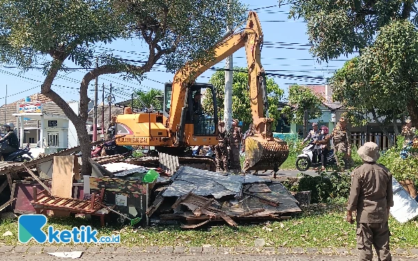 Thumbnail Puluhan Bangunan Liar di Gedangan Dihancurkan karena Tempati Saluran Air
