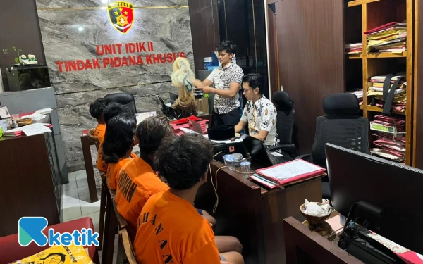 Thumbnail Berita - 5 Pelaku Pencuri Udang Tambak Ditangkap Satreskrim Polres Situbondo