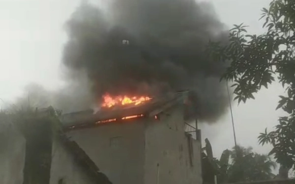 Thumbnail Berita - Rumah Dua Lantai di Lebak Hangus Dilahap Si Jago Merah