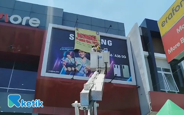 Thumbnail Berita - 4 Reklame Liar Disegel Satpol PP Kota Mojokerto