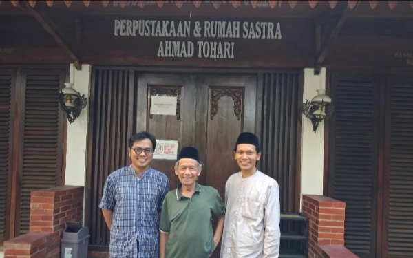 Thumbnail Berita - [FOTO] Momentum Idul Fitri, Sastrawan Muda Madura Raedu Basha Kunjungi Sastrawan Kang Tohari