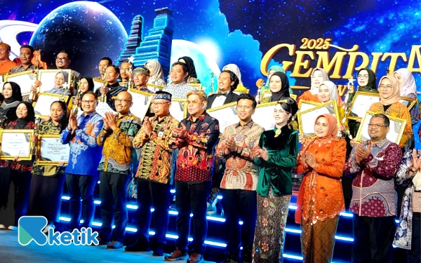 Thumbnail 40 Ribu Guru Jatim Gebrak Gempita Awards 2025! Emil Dardak Beber Jurus Ampuh Dongkrak Mutu Pendidikan