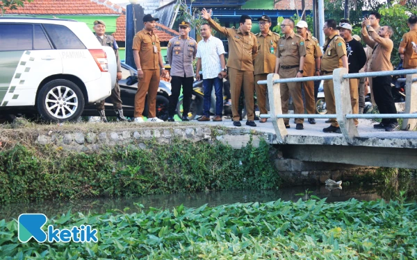 Thumbnail Berita - Bupati Sidoarjo Subandi Gercep Sidak Kali Pelayaran yang Viral karena Sampah dan Kotoran