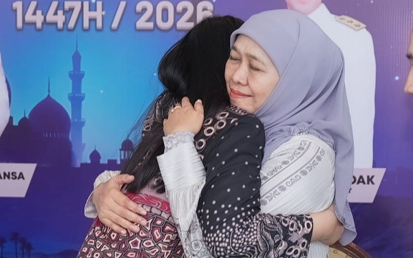 Tradisi Riyayan! Gubernur Khofifah Silaturahmi Bareng Ribuan Orang di Grahadi, Momen Kedekatan Warga dengan Pemimpinnya