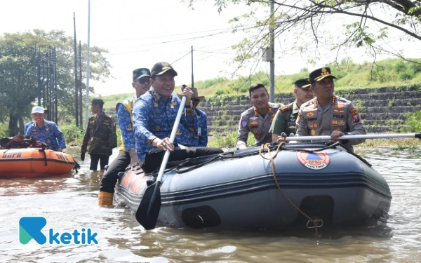 Thumbnail Berita - Bupati Subandi Usulkan Solusi Banjir di Raya Porong, Wabup Mimik Idayana Pikirkan Relokasi SMPN 2 Tanggulangin
