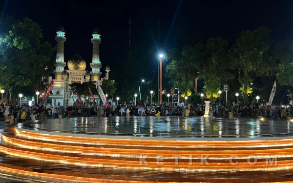Warga Tumpah Ruah di Alun-alun Merdeka Kota Malang Jelang Peresmian