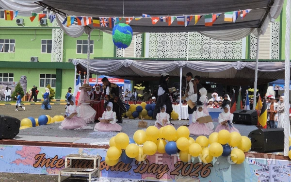 Thumbnail Berita - [FOTO] International Day 2026! SD Islam Al Azhar 56 Malang Keliling Eropa