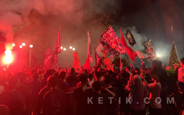 Thumbnail Berita - Nyala Flare, Mercon, hingga Kostum Unik Meronai Rontek Gugah Sahur Pacitan