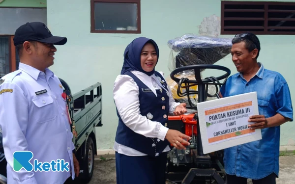 Thumbnail Berita - Dinas Pertanian dan Ketahanan Pangan Situbondo Serahkan Bantuan Alsintan ke Kelompok Tani