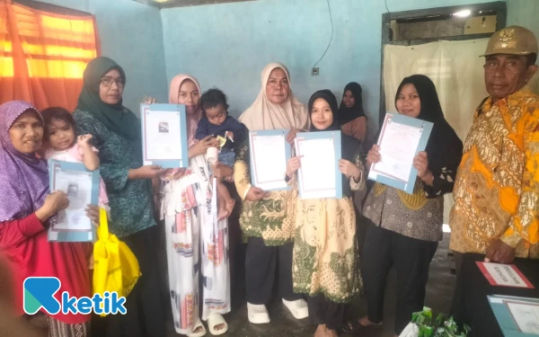 Thumbnail Pemdes Sambiki Bersama PKK Berikan Gizi 180 Balita Dan Sertifikat Imunisasi Dasar