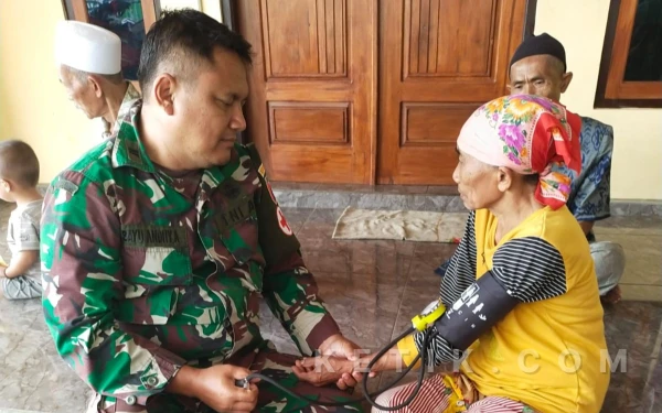 Thumbnail Berita - Jaga Kesehatan Warga, Nakes Satgas TMMD Kodim 0823 Situbondo Laksanakan Pemeriksaan