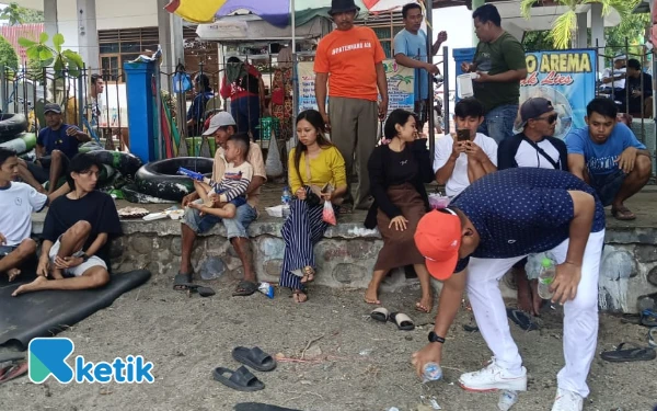 Thumbnail Berita - Bupati Situbondo Bersih-Bersih Sampah yang Berserakan di Wisata Bahari Pasir Putih