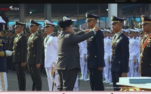 Thumbnail Presiden Prabowo Anugerahkan Bintang Adhi Makayasa ke 8 Lulusan Terbaik TNI-Polri