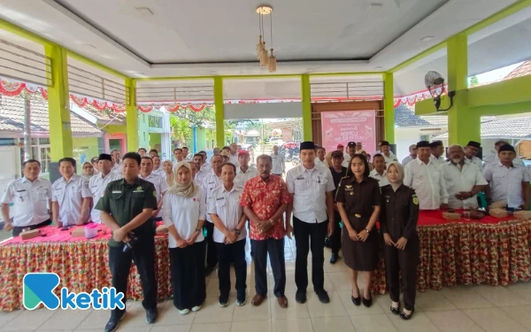 Thumbnail Berita - Tim Kejari Situbondo Ajari Kades dan Operator Mengisi Fitur Aplikasi Jaga Desa