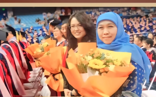 Thumbnail Momen Haru! Khofifah Dapat Penghormatan Saat Wisuda Anaknya di Universitas Peking