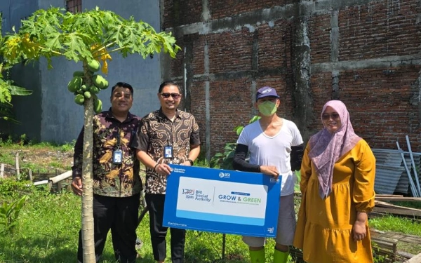 Thumbnail Berita - Peduli Pelestarian Lingkungan, BRI Bantu Bibit Tanaman untuk Kelompok Tani di Medokan Ayu