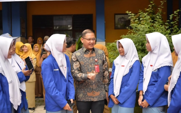 Thumbnail Kadisdik Jatim Dampingi Menko Pangan Zulhas di SMAN 15 Surabaya! Bangga Saksikan Siswa Sumringah Terima MBG