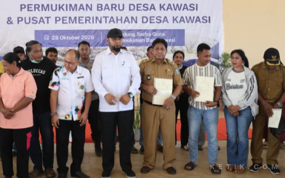 Thumbnail Berita - Pemkab Halsel Serahkan SHM kepada 65 KK Kawasi, Kades Arifin Saroa Turut Mendampingi