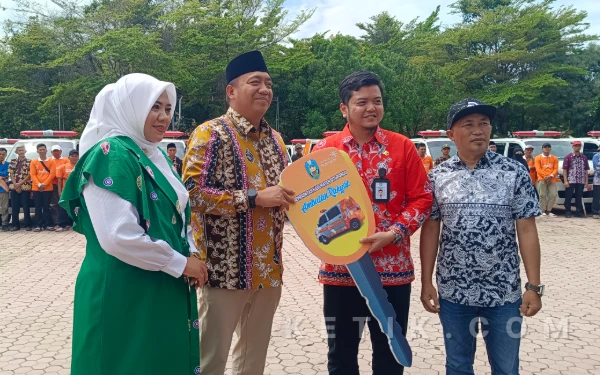 Thumbnail Berita - Tunaikan Janji, Bupati dan Wabup Situbondo Serahkan 38 Mobil Ambulans Desa