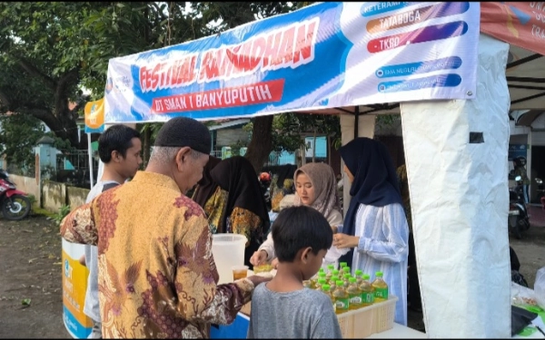 Thumbnail Berita - SMA Negeri 1 Banyuputih Gelar Festival Ramadan, Jual Kuliner dan Sembako Murah Laris Manis