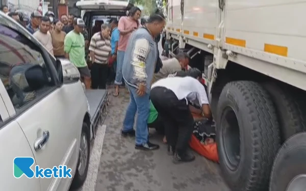 Thumbnail Berita - Hindari Mobil Parkir, Pelajar SMK di Mojokerto Tewas Ditabrak Truk saat Hendak Berangkat Sekolah