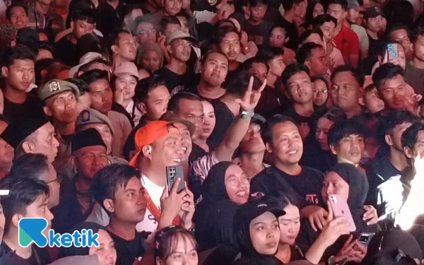 Thumbnail Berita - Rejeki UMKM Berlimpah, Bupati Situbondo dan Tipe-X Bangkitkan Wisata Pasir Putih! Kapan SO7?