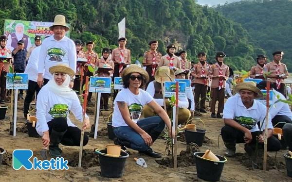 Thumbnail Berita - Khofifah Kampanyekan Kado Pohon Hidup! Kaka Slank: Super Top Ibu Kita Ini