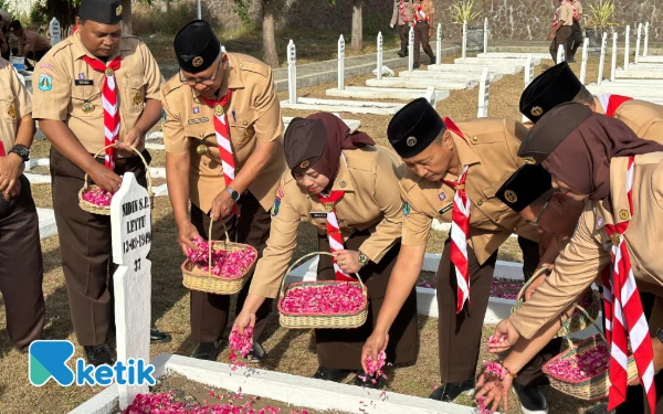 Thumbnail Berita - Peringati HUT Ke-64, Kwarcab Gerakan Pramuka Situbondo Tabur Bunga di Taman Makam Pahlawan