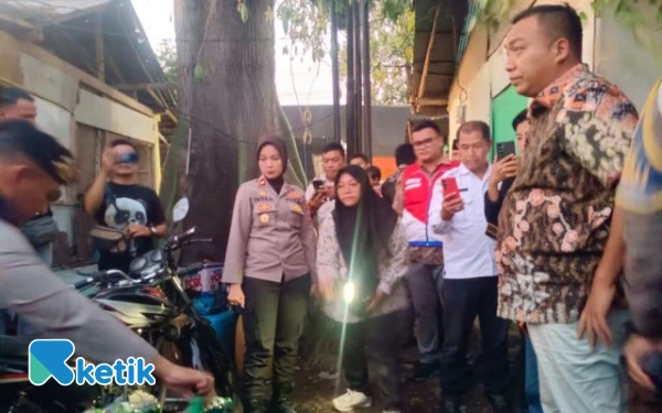 Thumbnail Berita - Bupati Situbondo Blusukan ke SPBU, Temukan 26 Jeriken dan 2 Motor Pengimbal