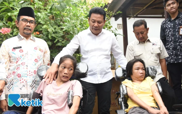 Thumbnail Berita - Disabilitas sejak Lahir, Dua Gadis Bersaudara Dapat Kursi Roda dari Bupati Subandi