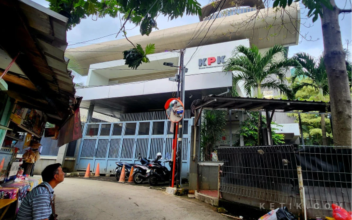 Thumbnail Berita - KPK Tahan Tiga Tersangka Kasus Dana Hibah Pokmas Jatim