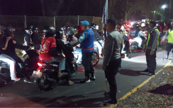 Thumbnail Polisi Bubarkan Ratusan Simpatisan PSHT yang Tutup Jalan di Karangkates Kabupaten Malang