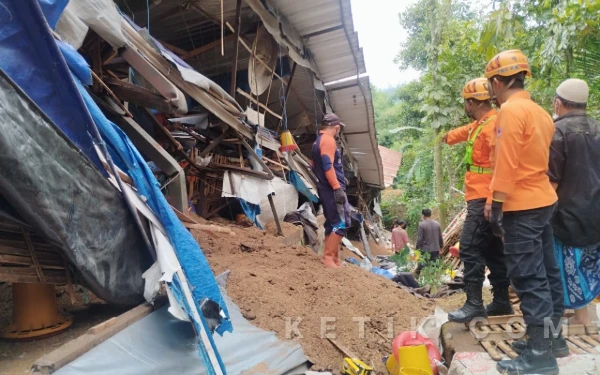 Thumbnail Berita - Update Terbaru Insiden Ambruknya Kandang Ayam di Kabupaten Malang, Korban Tewas Bertambah