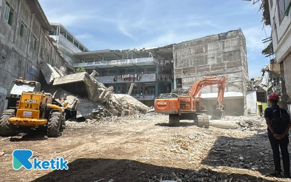 Thumbnail Berita - Tragedi Ambruknya Musala Ponpes Al Khoziny Sidoarjo, Pencarian Korban Berhenti jika…