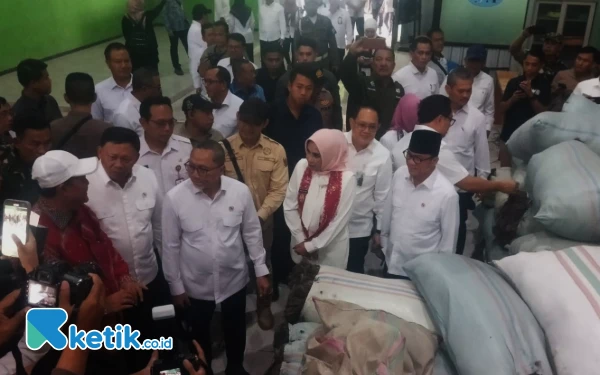 Thumbnail Berita - Didampingi Wabup Mimik Idayana, Menko Pangan Zulkifli Hasan Saksikan Musdes Pembentukan Koperasi Desa Merah Putih