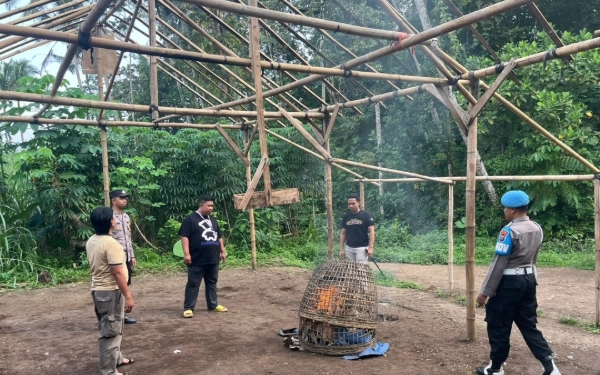 Thumbnail Polres Malang Bakar Arena Sabung Ayam di Gedangan