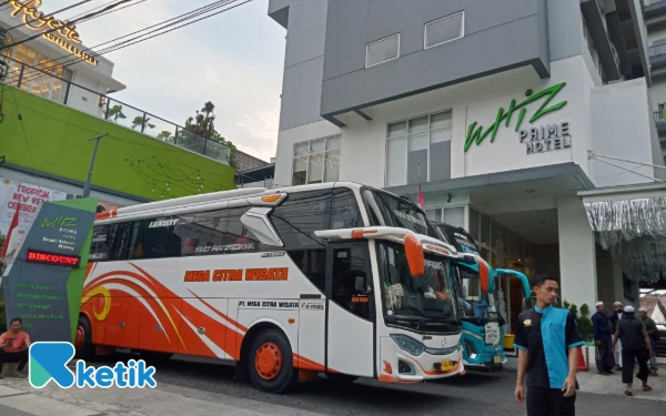 Thumbnail Whiz Prime Malang Dibanjiri Jemaah Haul Akbar Imamain, Full Booked Sejak 6 Bulan Lalu