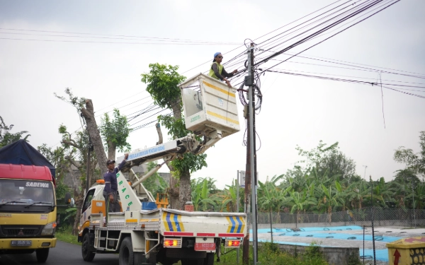 Thumbnail Berita - Satpol PP Jombang Terus Gencar Tertibkan Kabel Fiber Optik