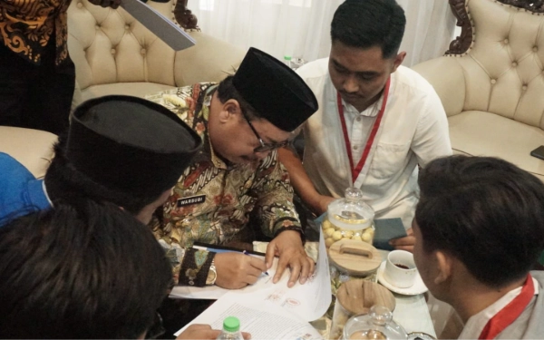 Thumbnail Aliansi Mahasiswa Cipayung Plus Jombang Serahkan Tiga Poin Tuntutan ke Bupati Warsubi