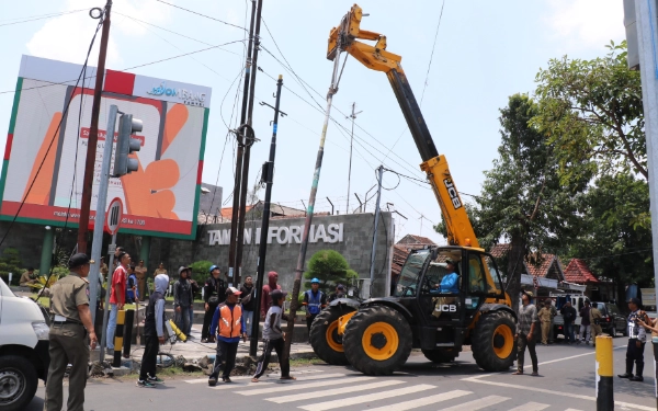 Thumbnail Berita - Pemkab Jombang Kembali Tertibkan Kabel Fiber Optik Semrawut