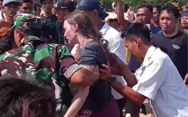 Thumbnail Aksi Heroik Bule Jerman Tolong 2 Santri Terseret Ombak Pantai Balekambang, Berikut Identitasnya