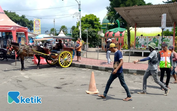 Thumbnail Berita - Akses Jalan Umum Alun-alun Kota Batu Diportal Parkir Dishub Bikin Kusir Delman Terusir
