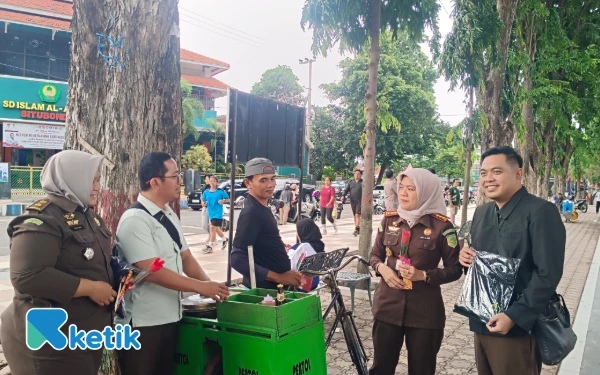 Kejari Situbondo Bagikan Kaos dan Edukasi Publik pada Peringatan Hakordia 2025