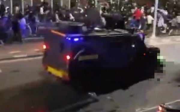 Thumbnail Viral Pengemudi Ojol Tewas Dilindas Mobil Rantis, Ini Identitasnya