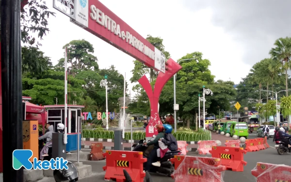 Thumbnail Diprotes Warga! Jalan Umum Alun-alun Kota Batu Diportal Parkir Demi PAD, Dewanti Buka Suara