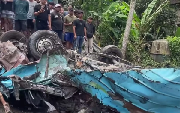 Thumbnail Berita - Laka Maut Purworejo: Truk Hantam Minibus Renggut 11 Nyawa, Kronologi dan Daftar Identitas Korban
