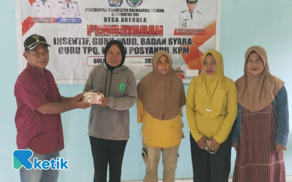 Thumbnail Pemdes Akegula Halmahera Selatan Salurkan BLT Tahap II dan Insentif Desa 2025
