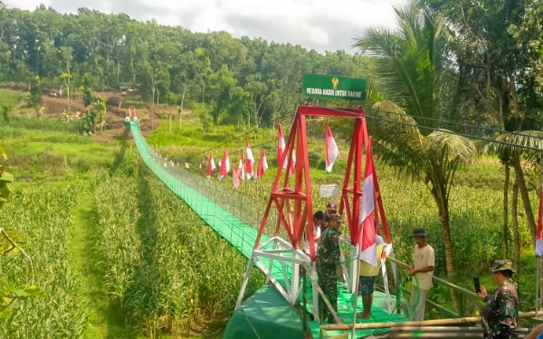 Thumbnail Berita - Dulu Sejam, Kini 15 Menit: Jembatan Gantung Garuda yang Dibangun TNI Satukan Harapan Warga Dua Desa di Kabupaten Malang