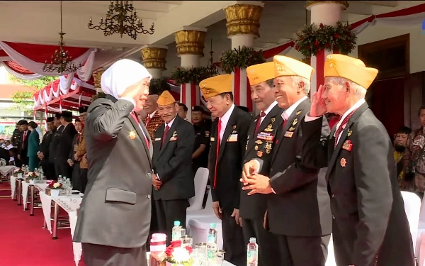 Thumbnail Tawadhu! Sikap Gubernur Khofifah Hormat ke Veteran di Hari Kesaktian Pancasila Panen Pujian